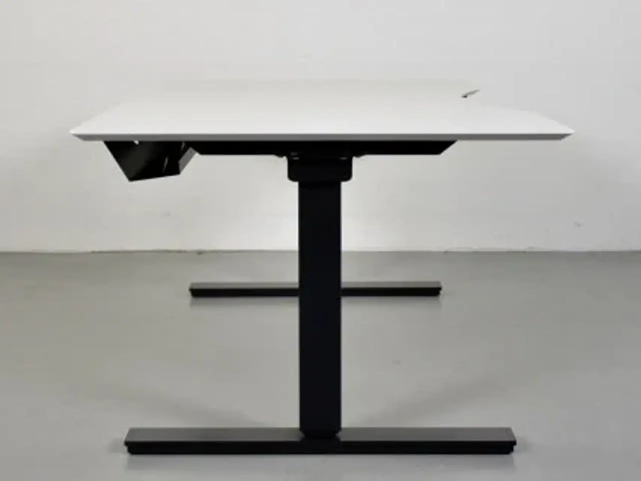 Billede 5 - Hæve-/sænkebord med hvid plade, med mavebue og penneskuffe