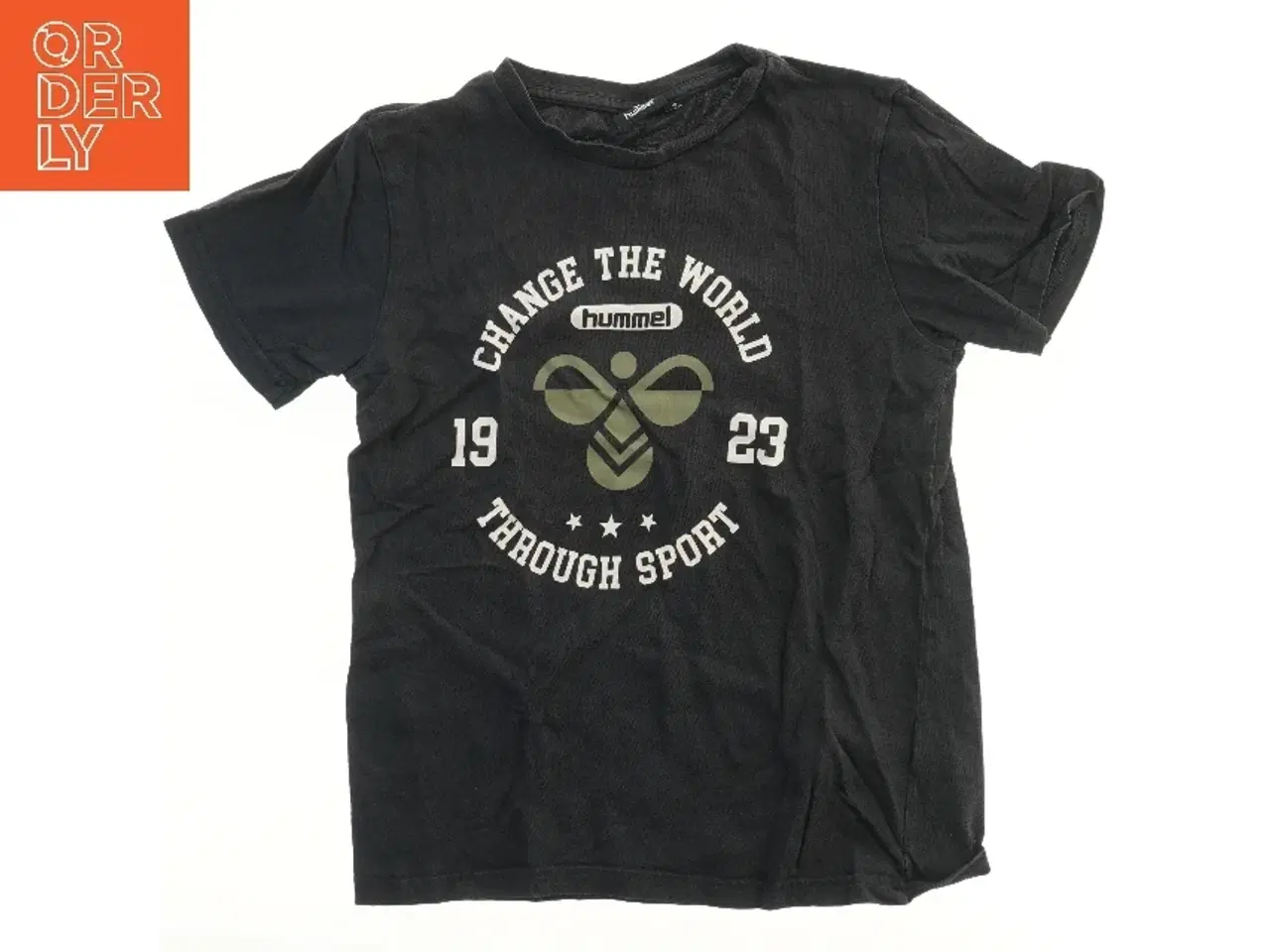 Billede 1 - Sort T-shirt med print fra Hummel (str. 140)