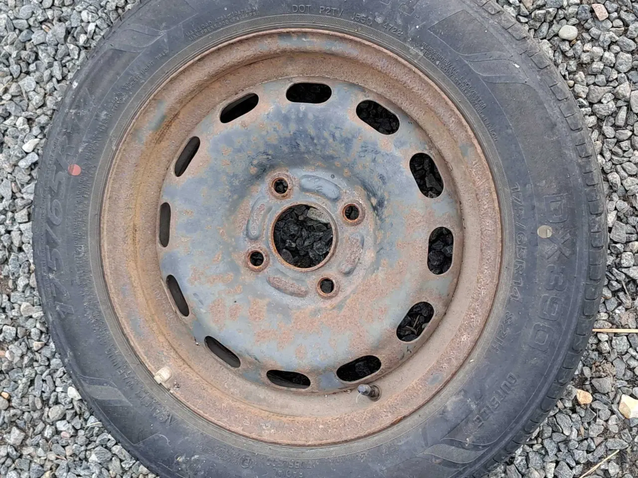 Billede 1 - Helårsdæk på fælge 