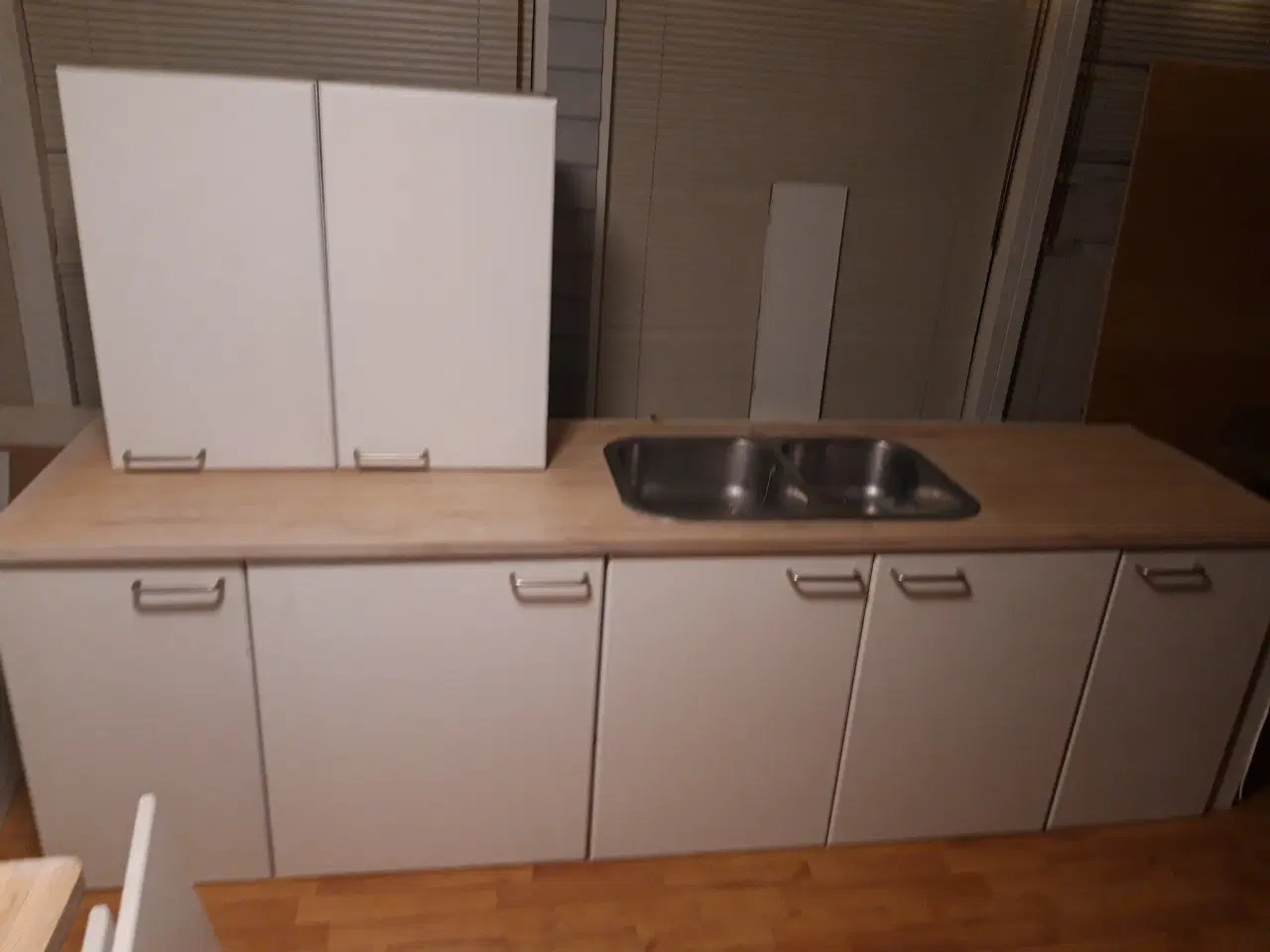 Billede 1 - Ældre køkken med nyere hvide låger sælges