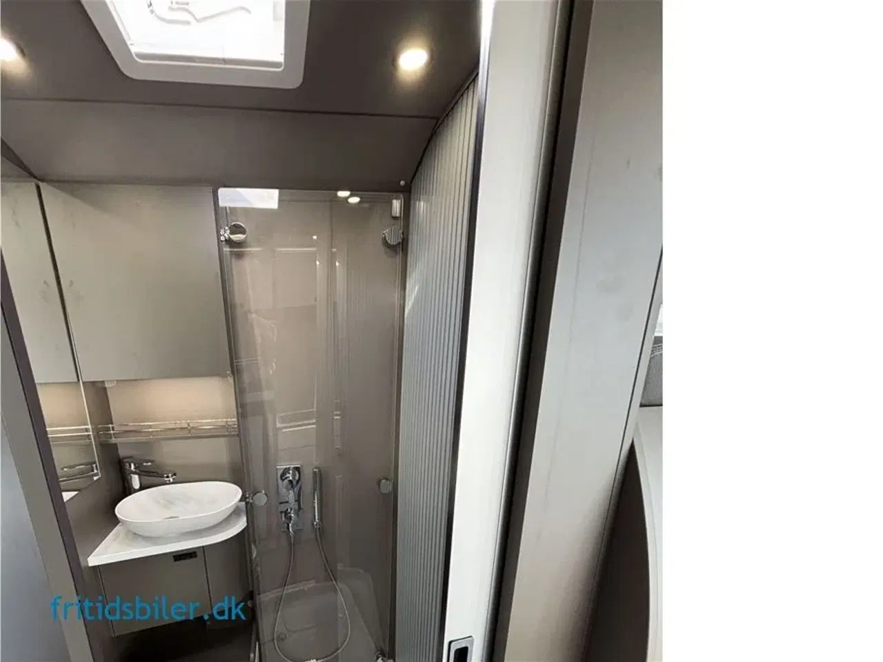 Billede 8 - 2025 - Bravia 599 140 Hk   Bravia 599 i sort metal med tværgående dobbeltseng.