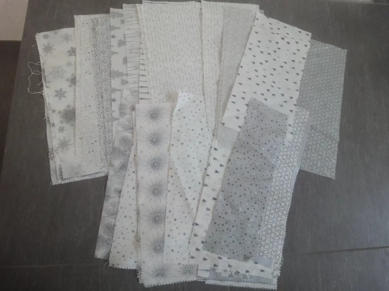 Billede 1 - Patchwork julestof sølv og rød og grøn