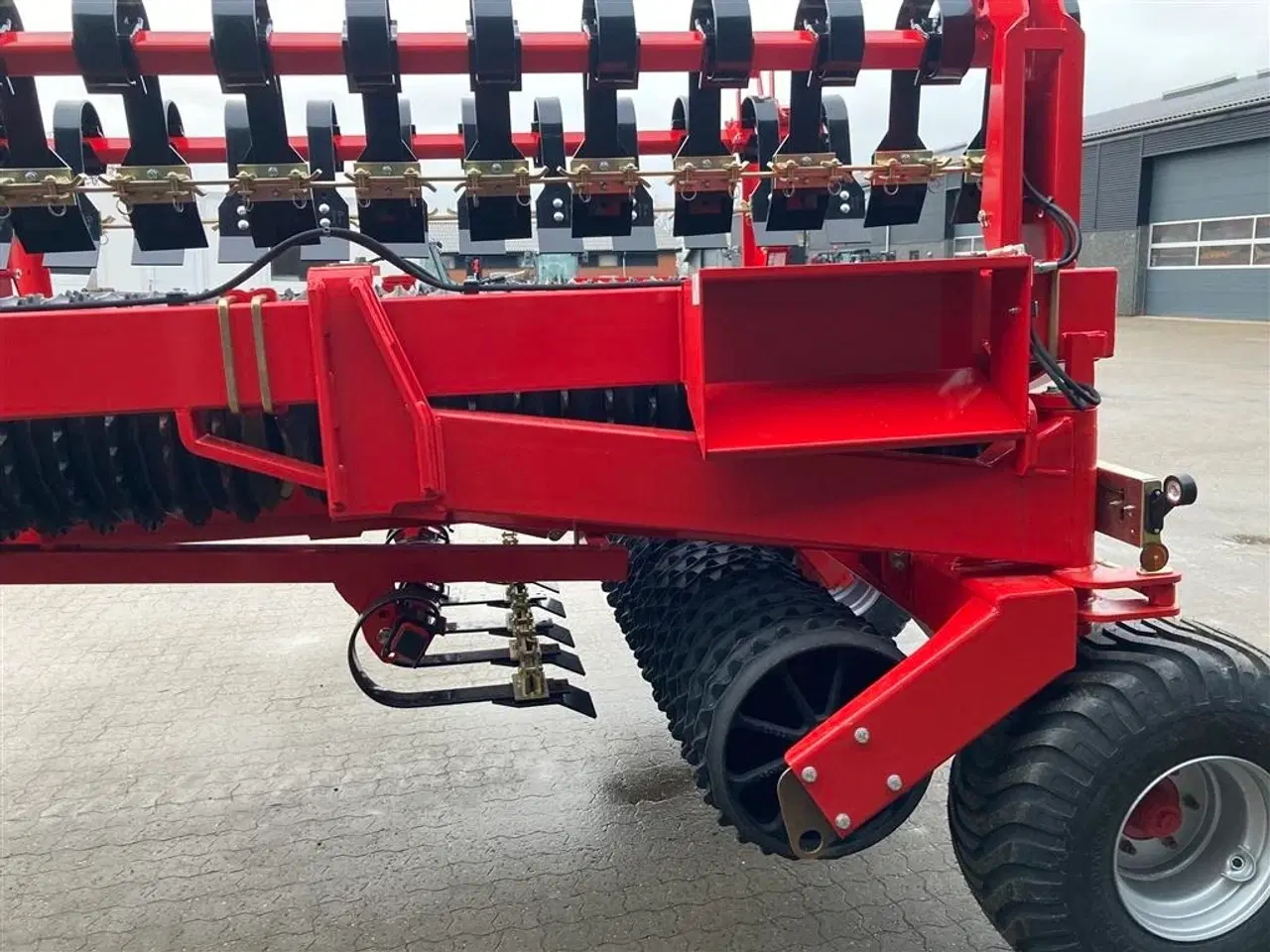 Billede 8 - HE-VA HE-VA TIP ROLLER 8.20 m. Spring-Active-Transfer System - som er en fjederaktiveret vægtoverføring.