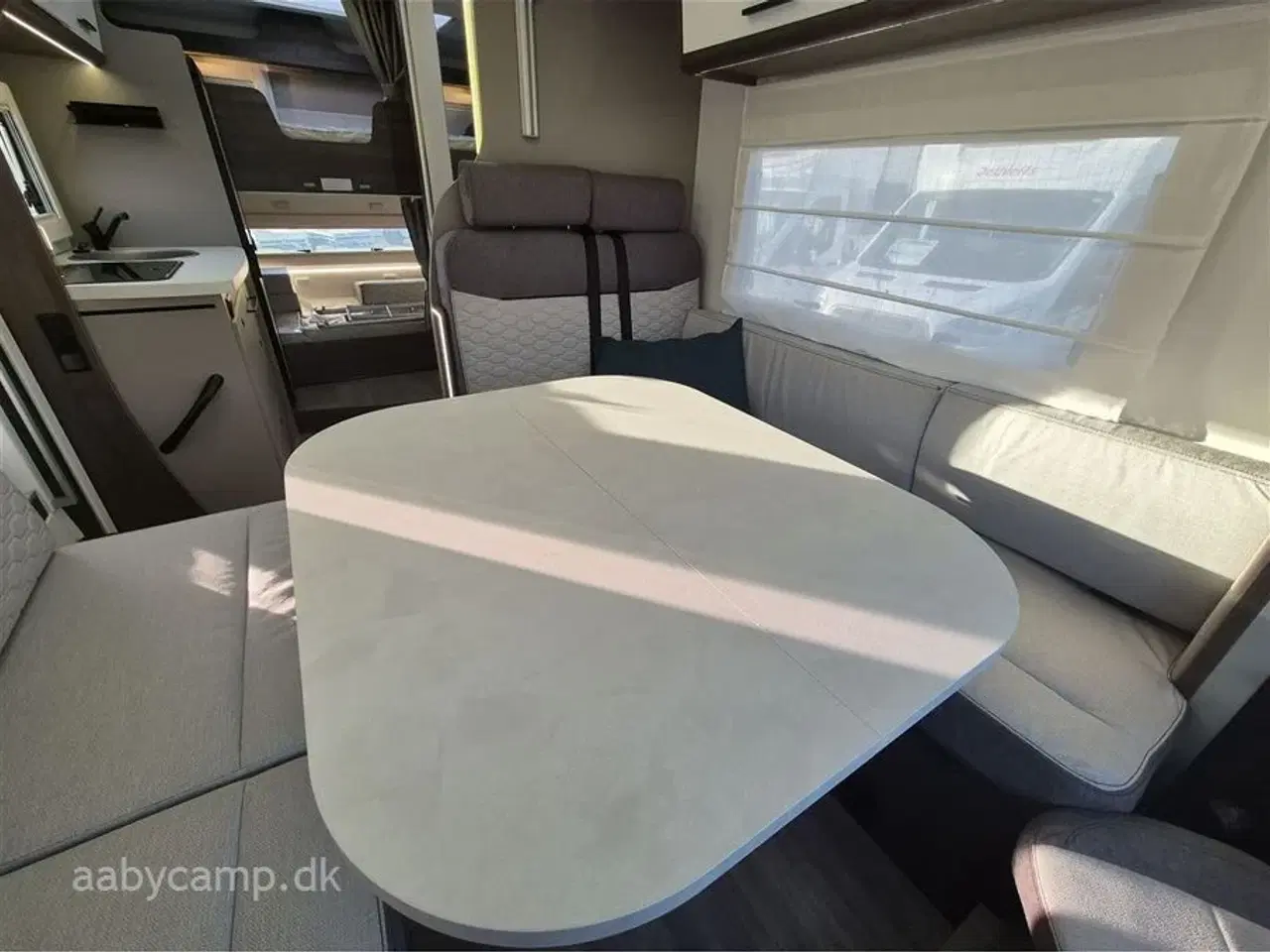 Billede 10 - 2026 - Benimar Tessoro   Nk Pakke. 8 trins Automatgear. 200W solceller. Webasto Dieselfyr. Kompressor køleskab. Køjer bag og sænkeseng Foran.