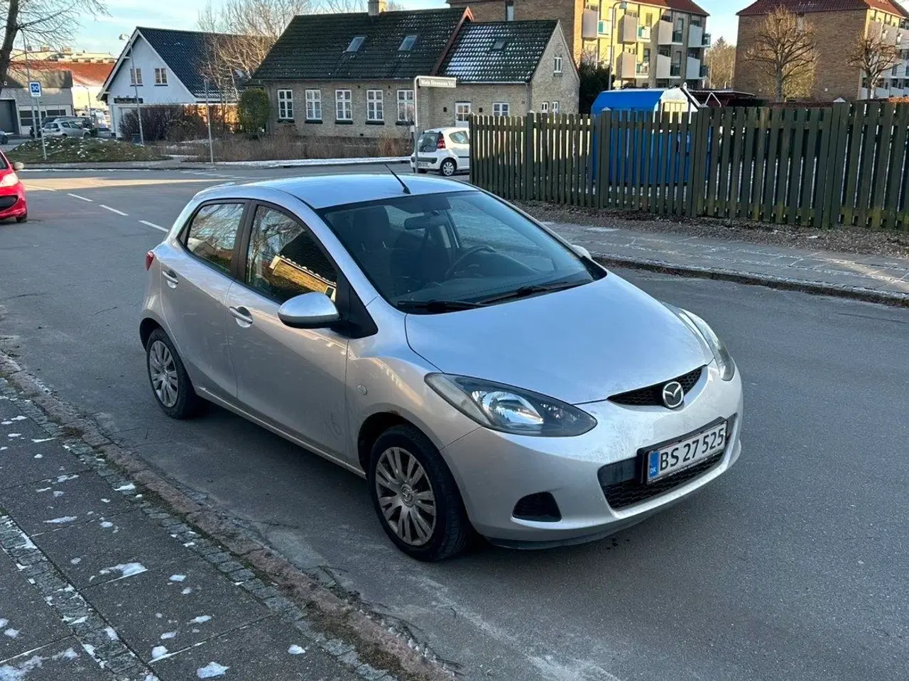 Billede 2 - Nysynet 2-ejers Mazda 2 m/afhængertræk