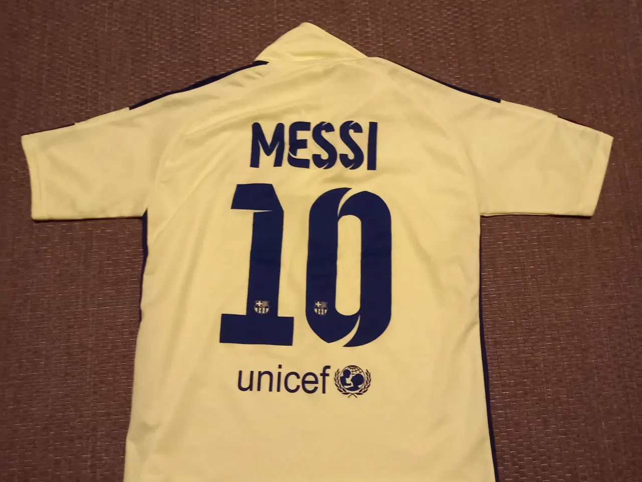 Billede 1 - FCB Messi fodboldtrøje str. S voksen pris. 95 kr