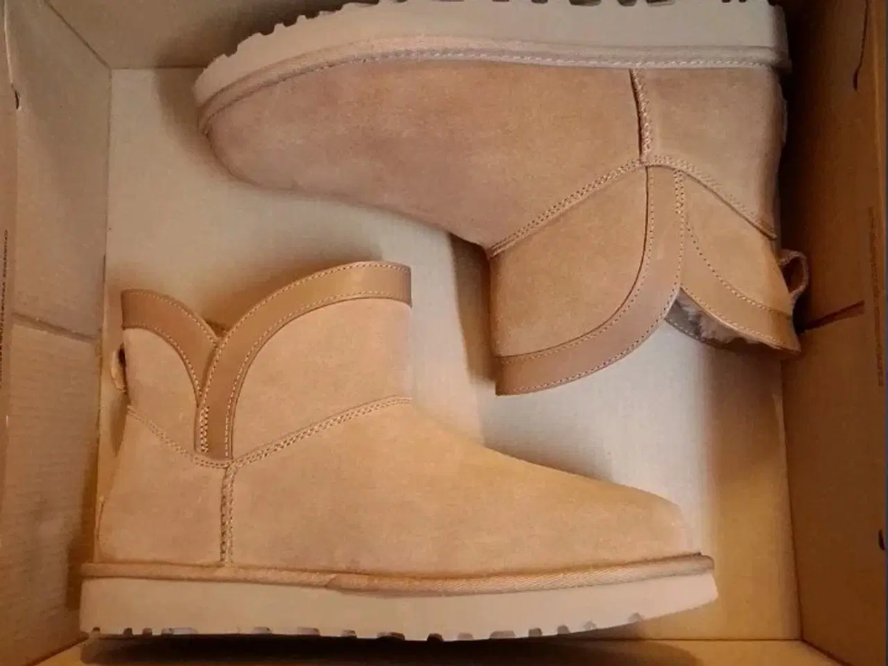 Billede 1 - UGG - NYE - støvler med foer 