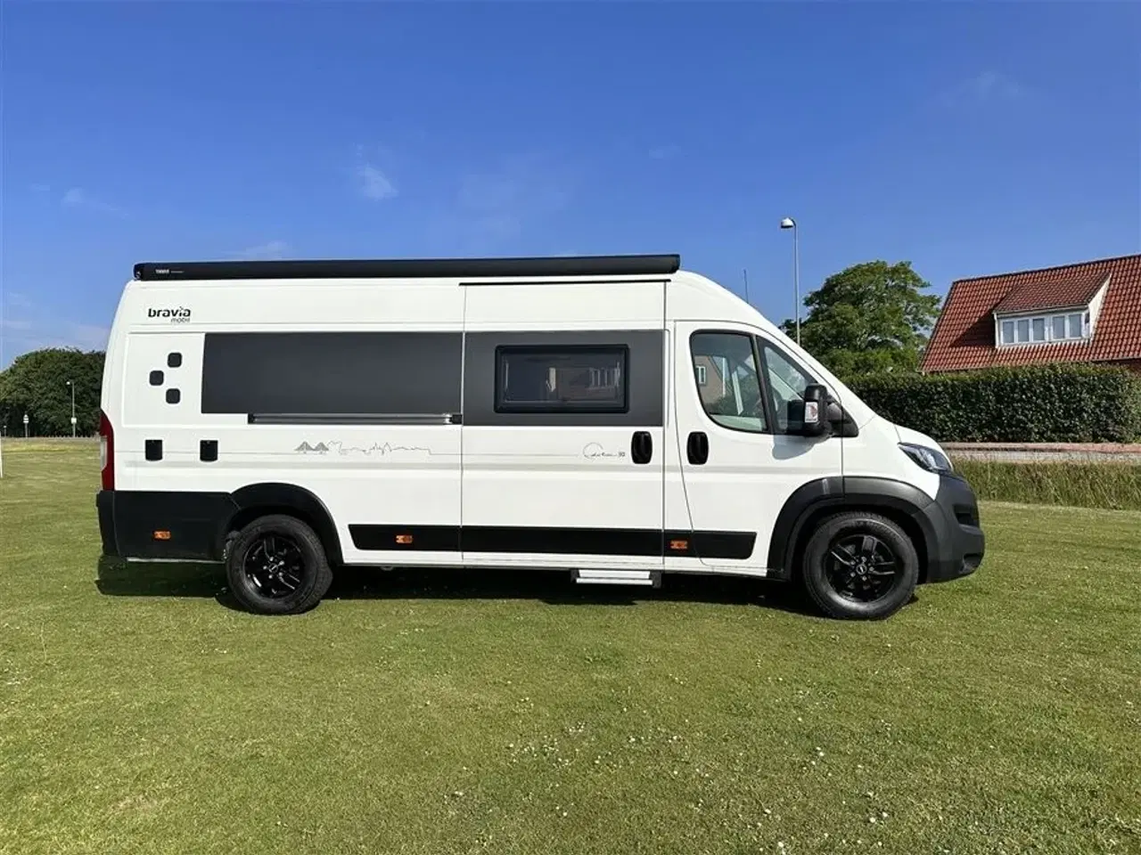 Billede 3 - 2021 - Bravia 636 140 Hk Edition 30   Campervan med langsgående senge og god indretning