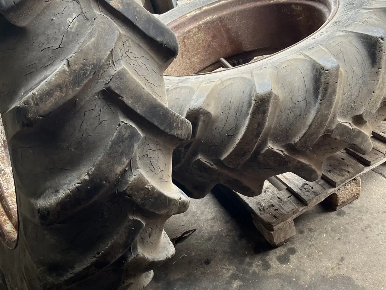 Billede 6 - Tvillinghjul 16,9-34 pris 1000kr