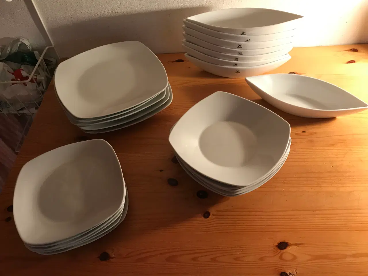 Billede 1 - Hvide firkantede tallerkener.