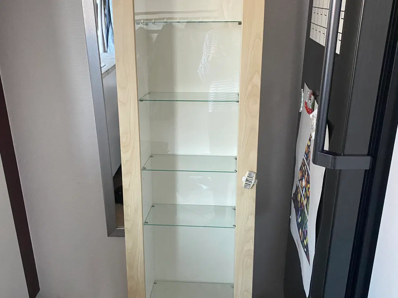 Billede 1 - Vitrineskab incl lås