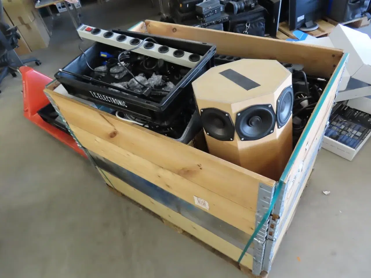 Billede 1 - Palle med rester fra TC ELECTRONIC
