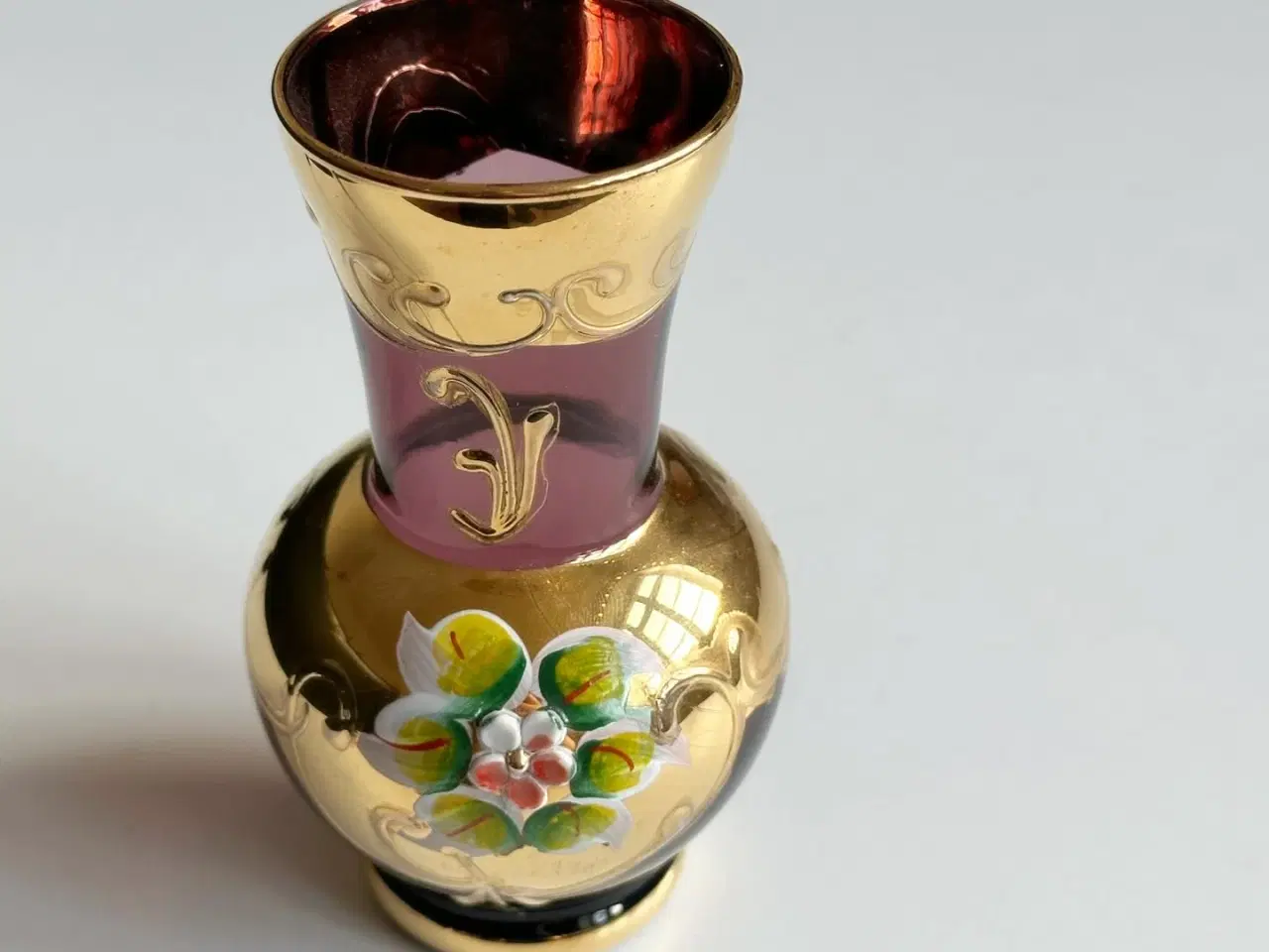 Billede 1 - Lilla glas med gulddeko og blomst