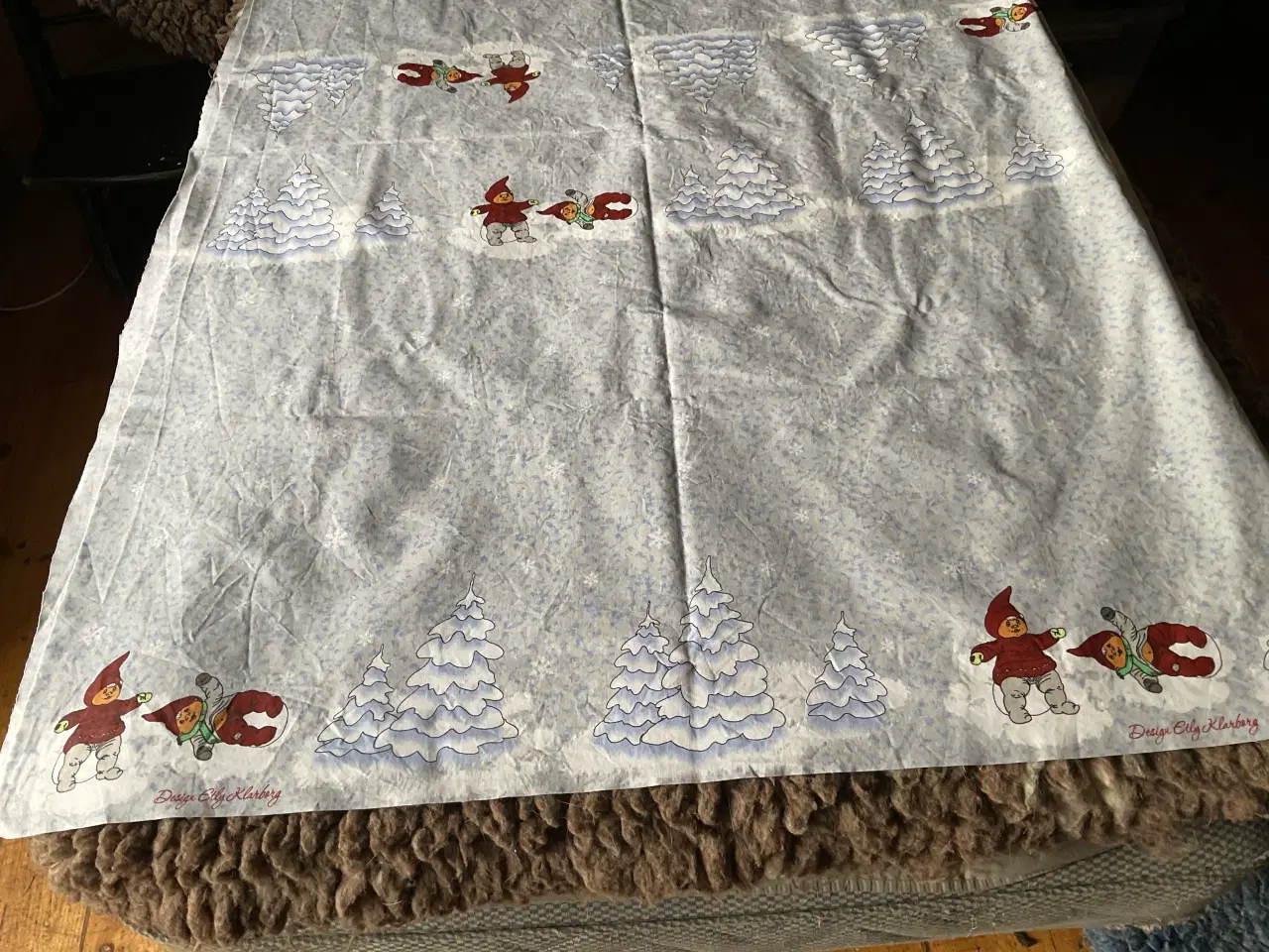 Billede 3 - Klarborg voksdug med nisser og sne