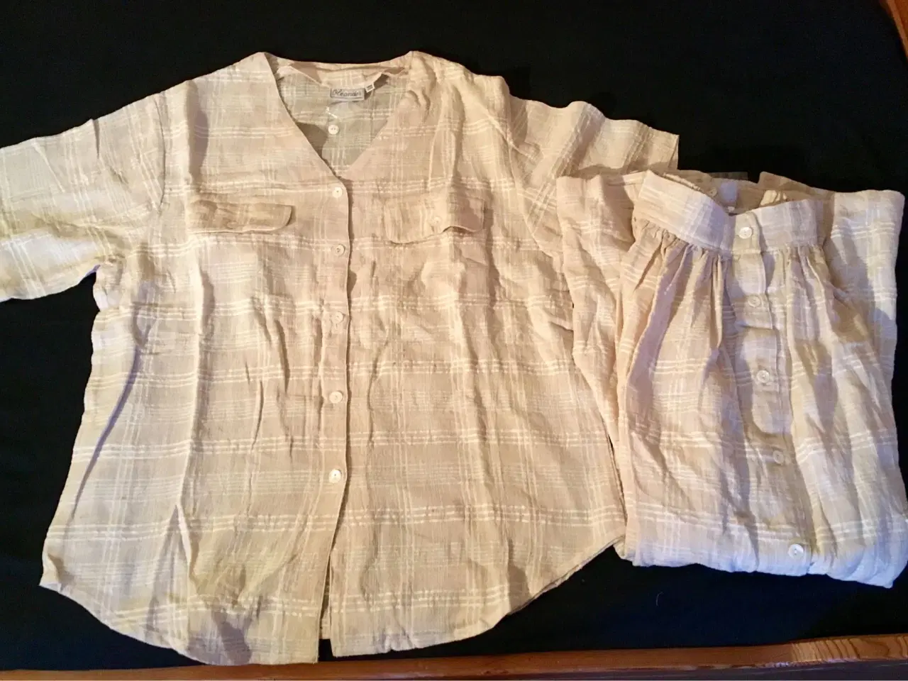 Billede 1 - Bluse og nederdel til salg