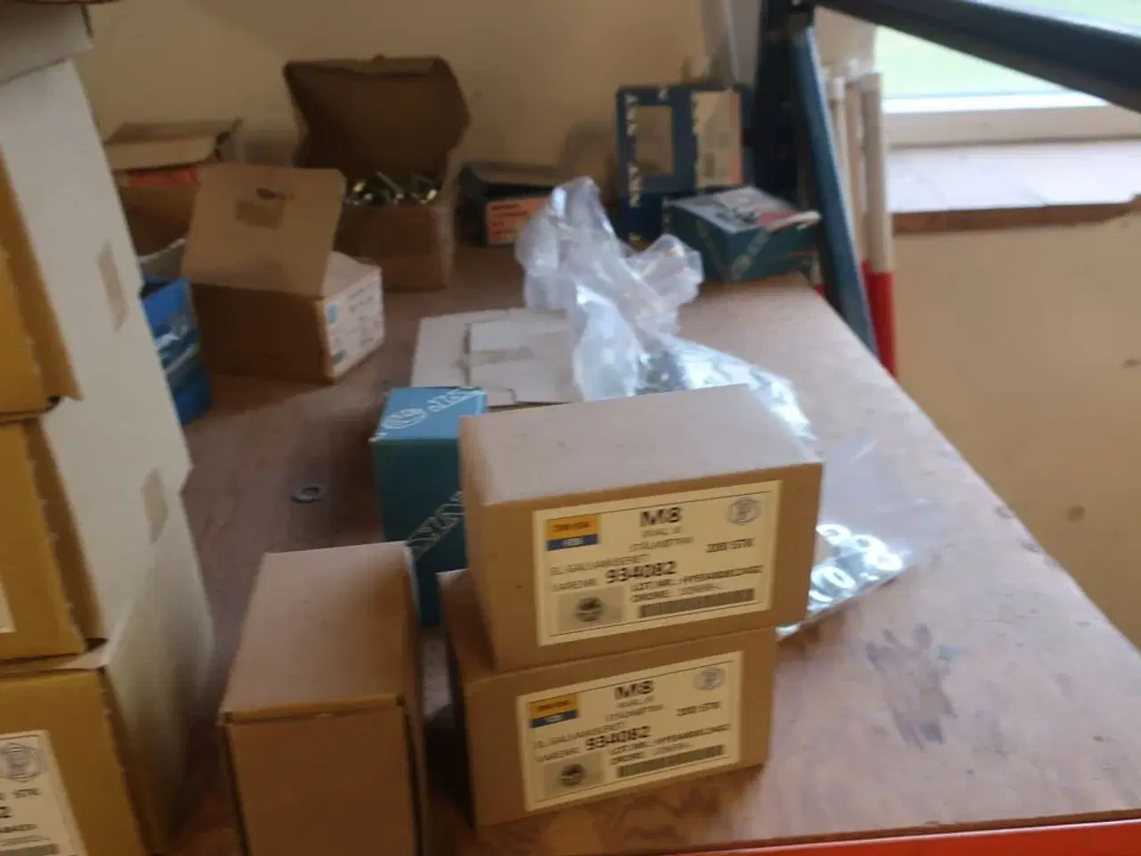 Billede 8 - Reol med div. Bolte m.m.