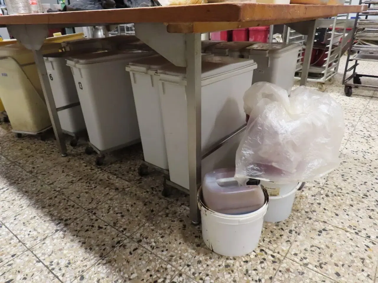 Billede 6 - Arbejdsbord med indhold