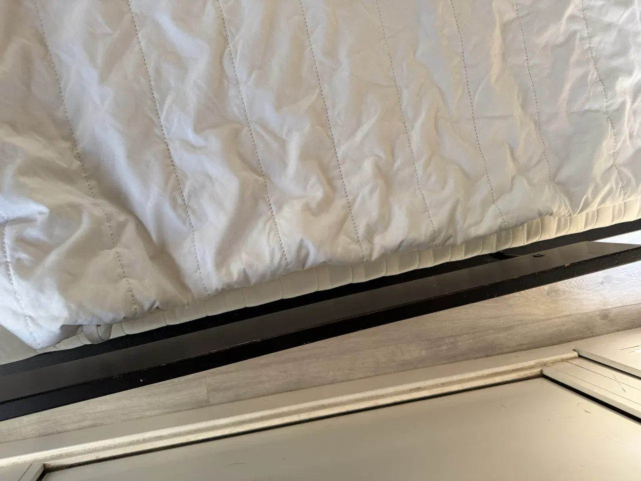 Billede 5 - 2 x sort juniorseng med madras og rullemadras