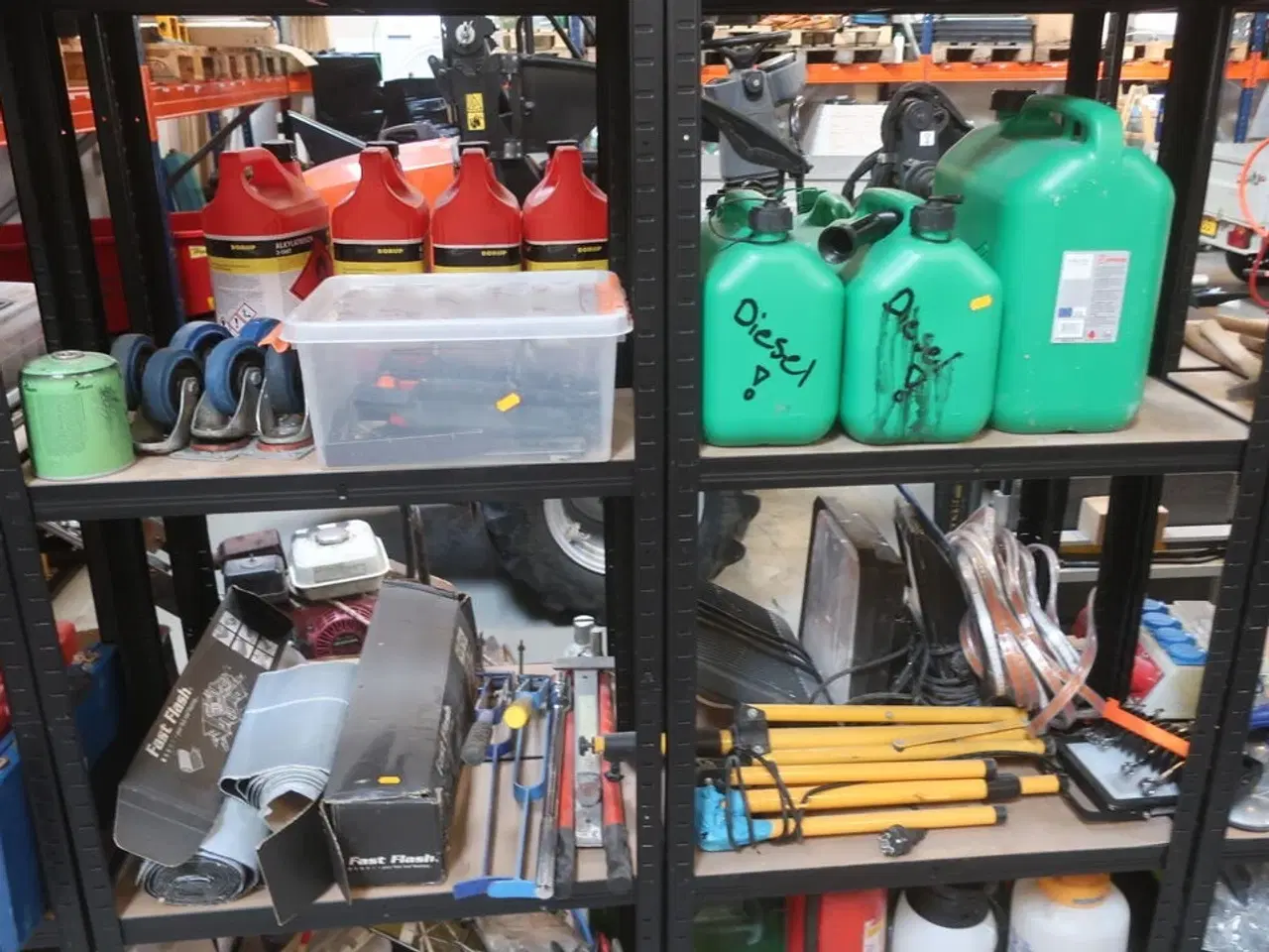 Billede 5 - indhold i reoler