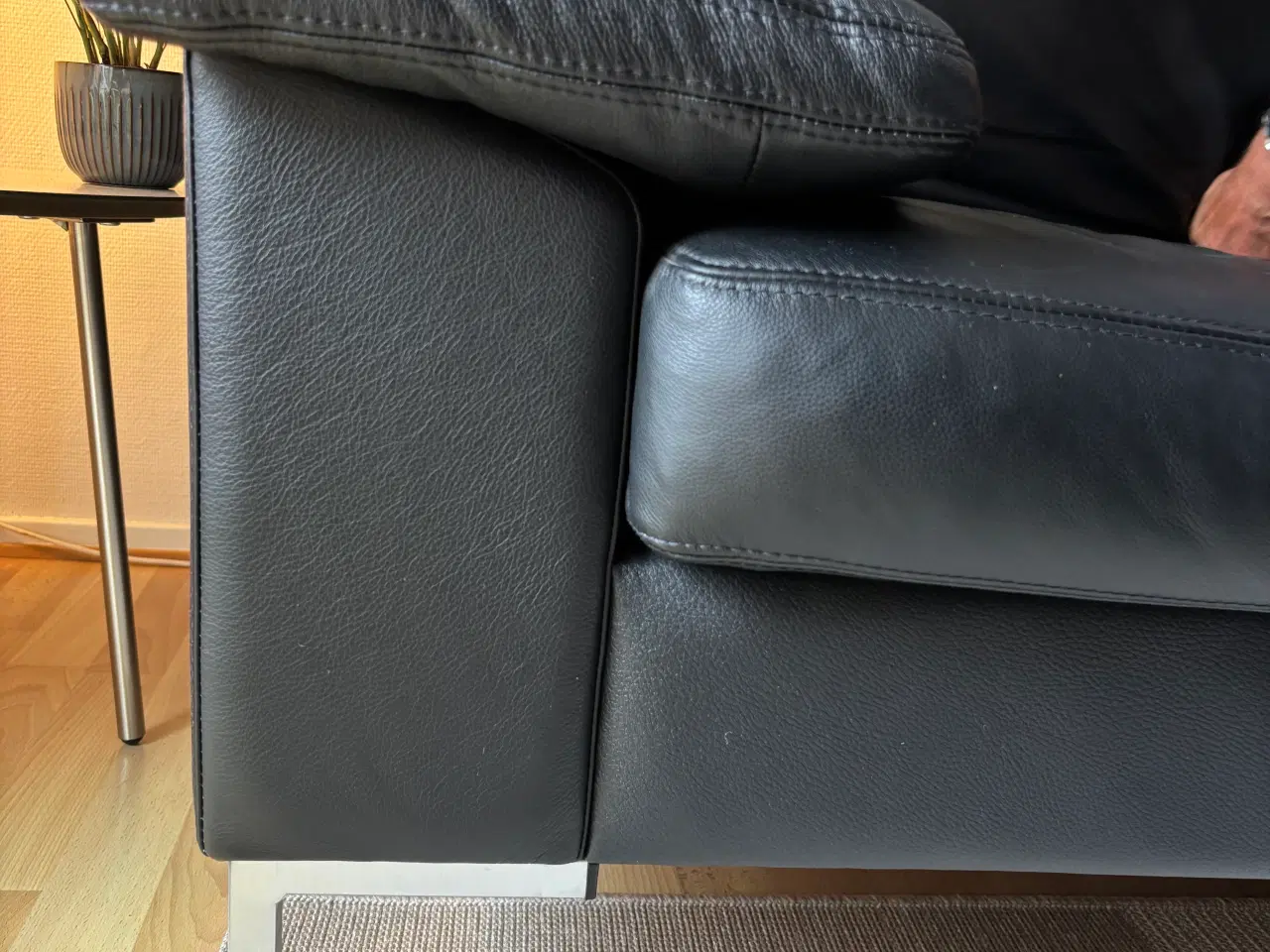 Billede 2 - Sort lædersofa