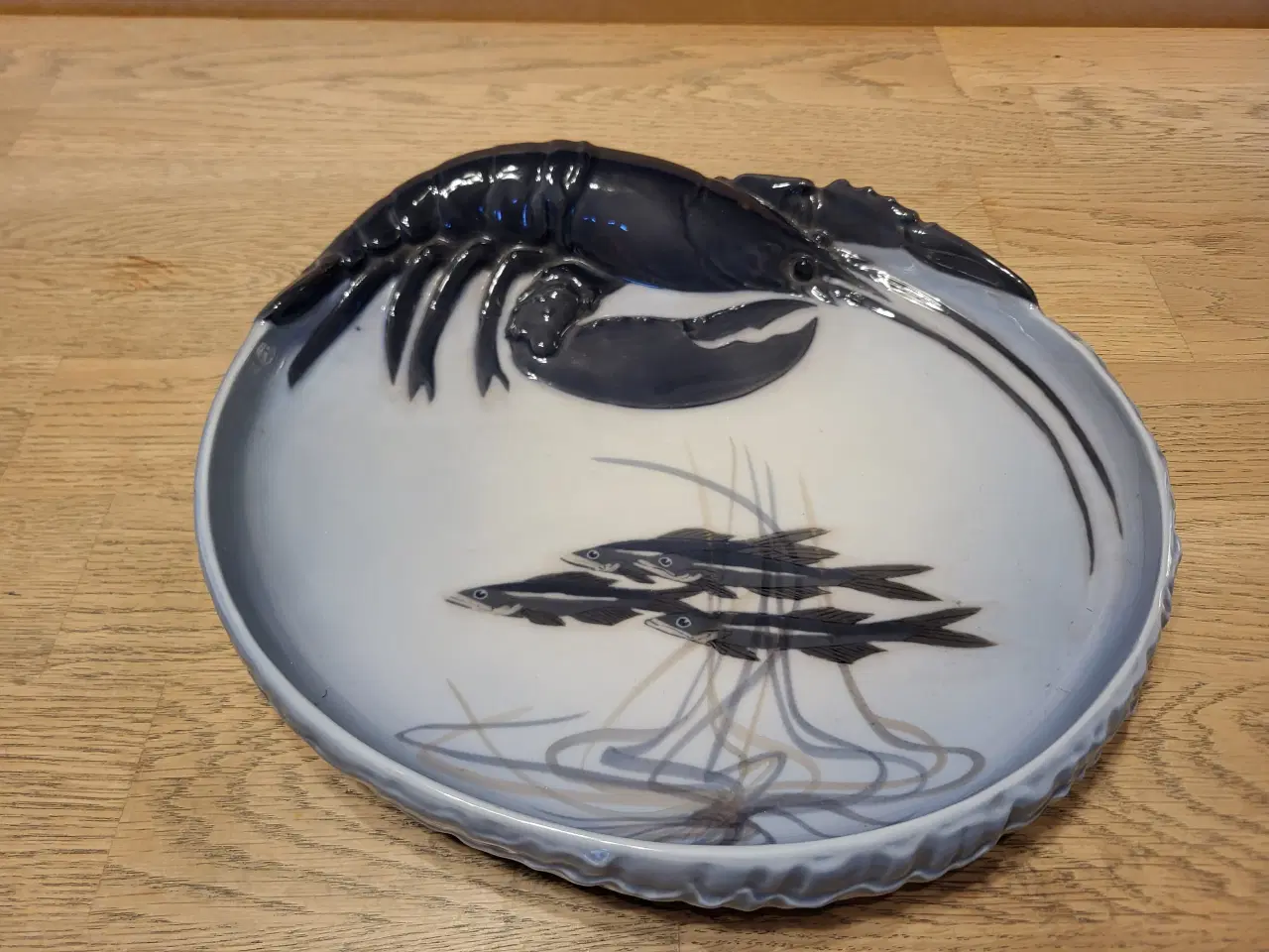 Billede 1 - Royal Copenhagen hummer fade nr. 485.  350 kr.