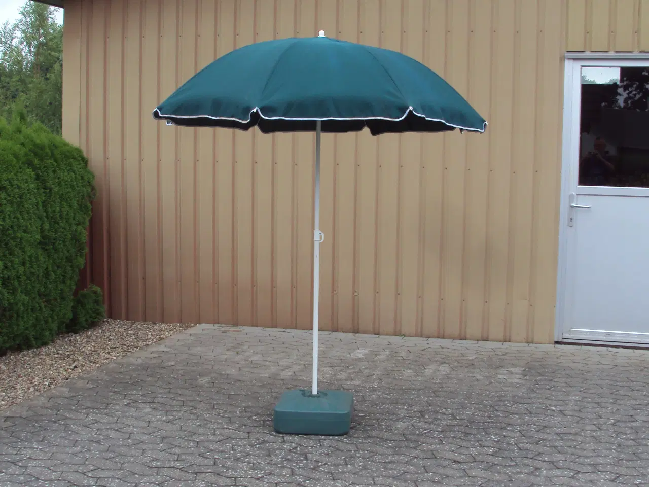 Billede 1 - Parasol , NY , med knæk/kip funktion på stangen .