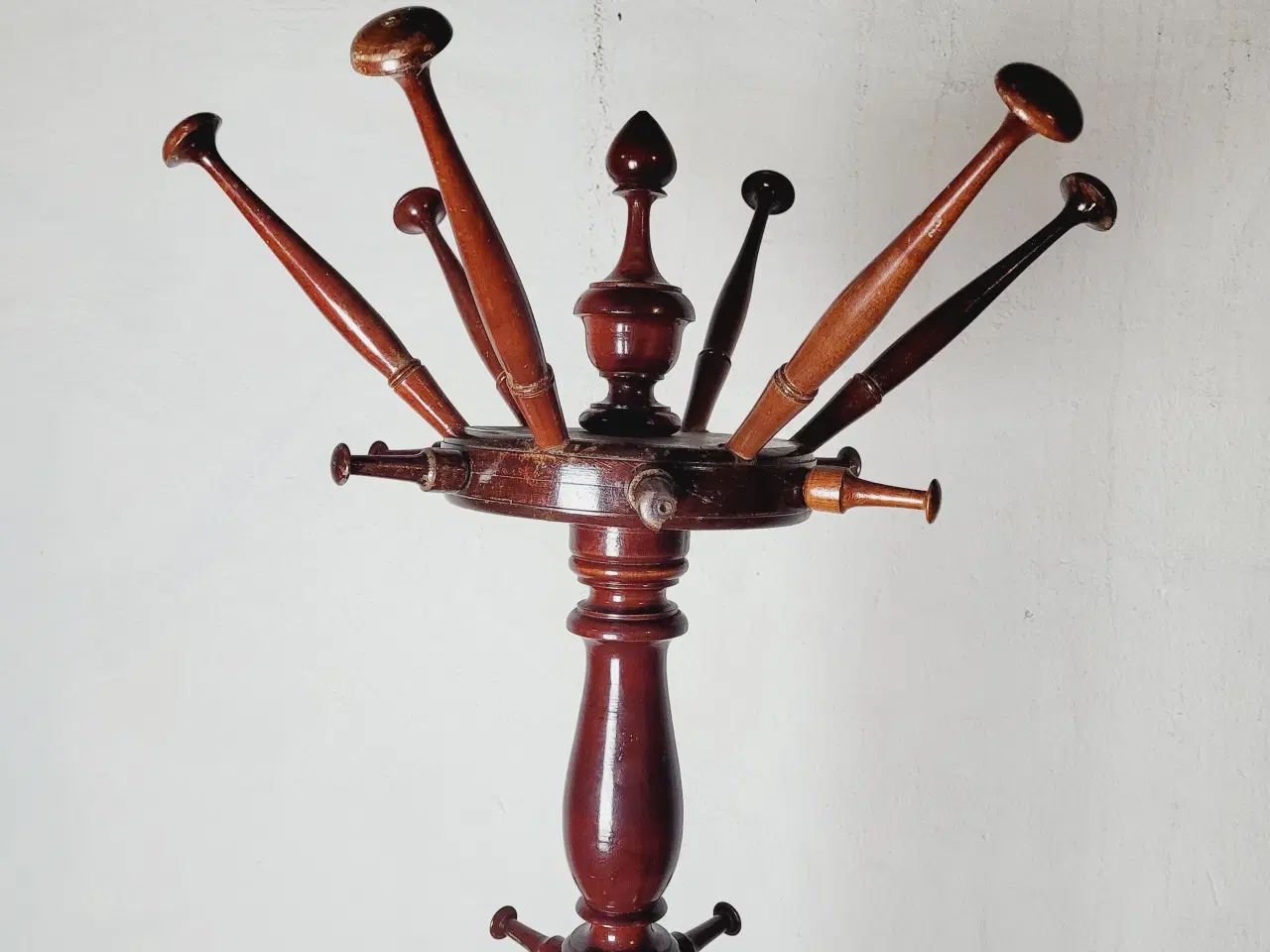 Billede 1 - ⭐️: Smuk antik stumtjener i mørkt træ – 193 cm