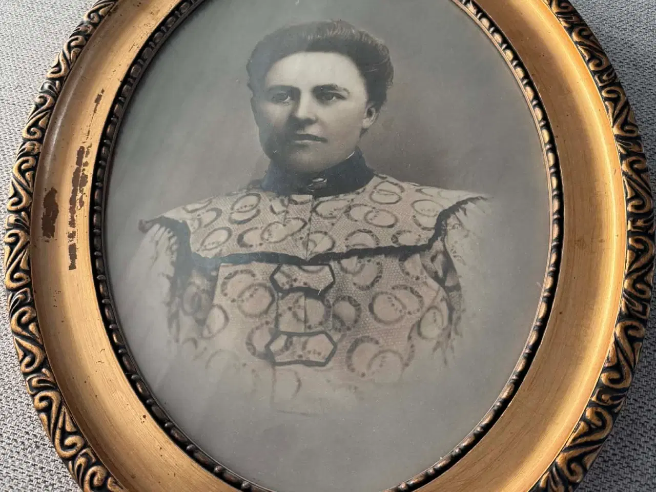 Billede 1 - Antikt portrætfoto ca. 1900 i flot oval guldramme