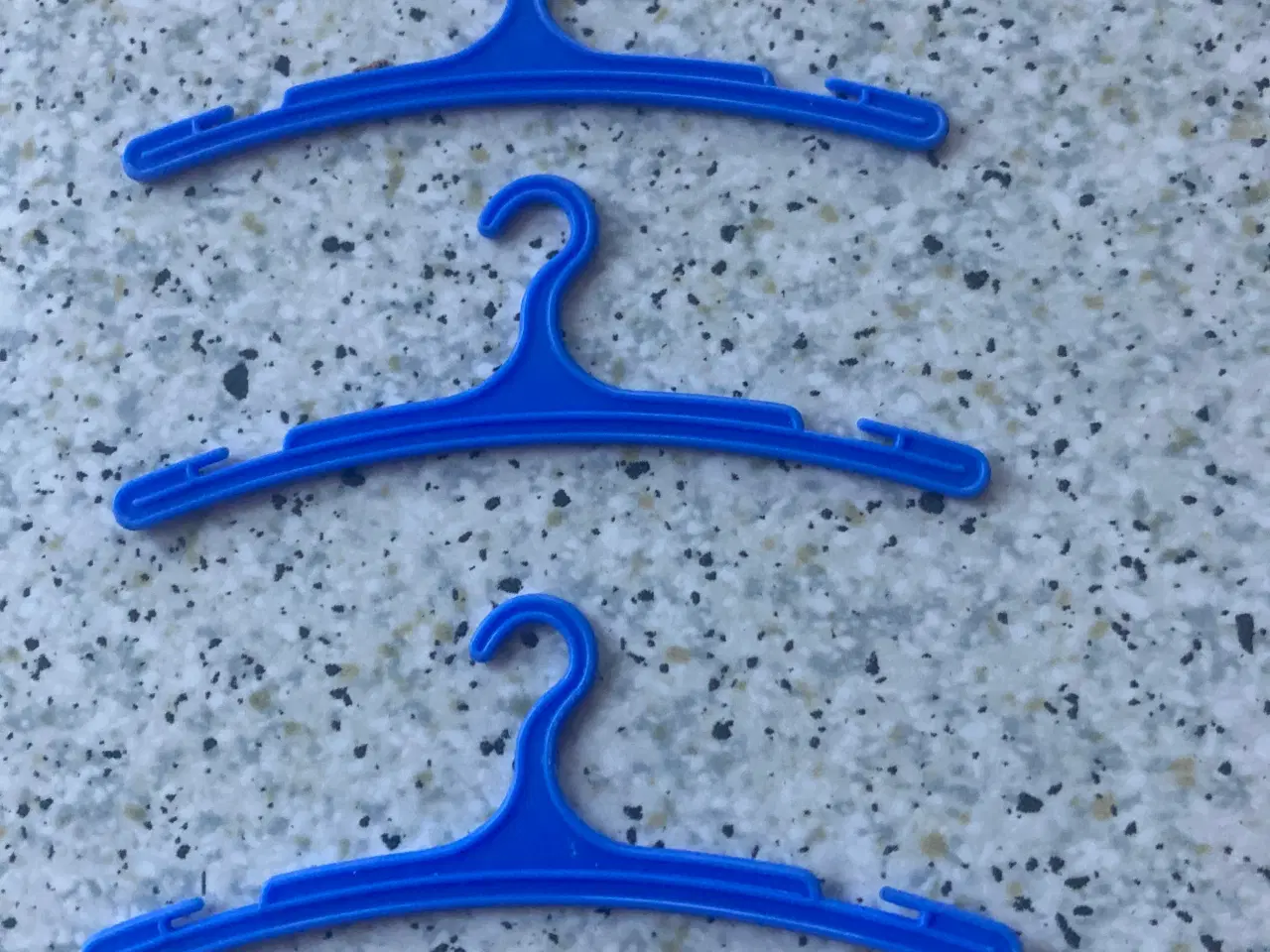 Billede 2 - Bøjler til dukketøj