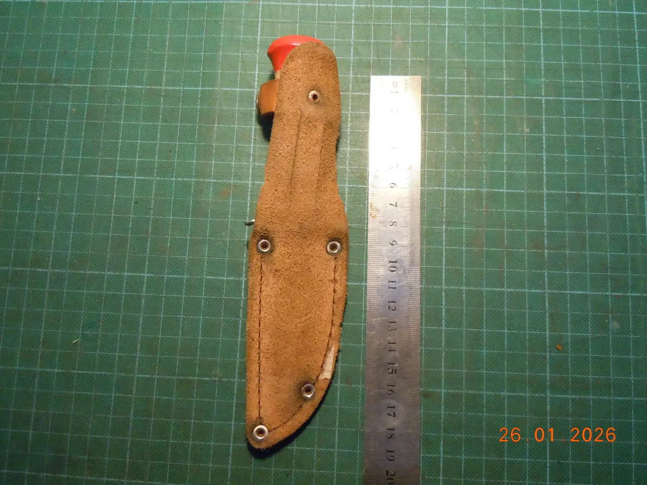 Billede 4 - Helle spejderdolk i læderskede.