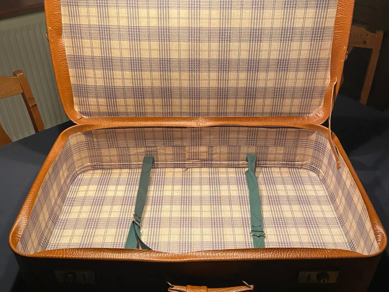 Billede 3 - Kuffert i læder, Antik med remstrop.