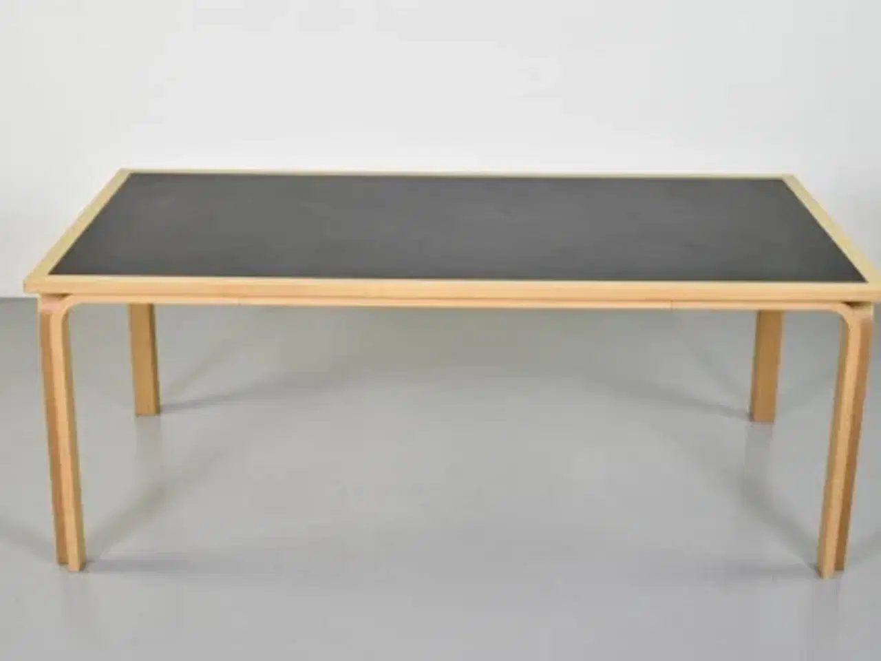 Billede 1 - Magnus olesen konferencebord med sort plade, kant og ben i bøg, 180 cm.