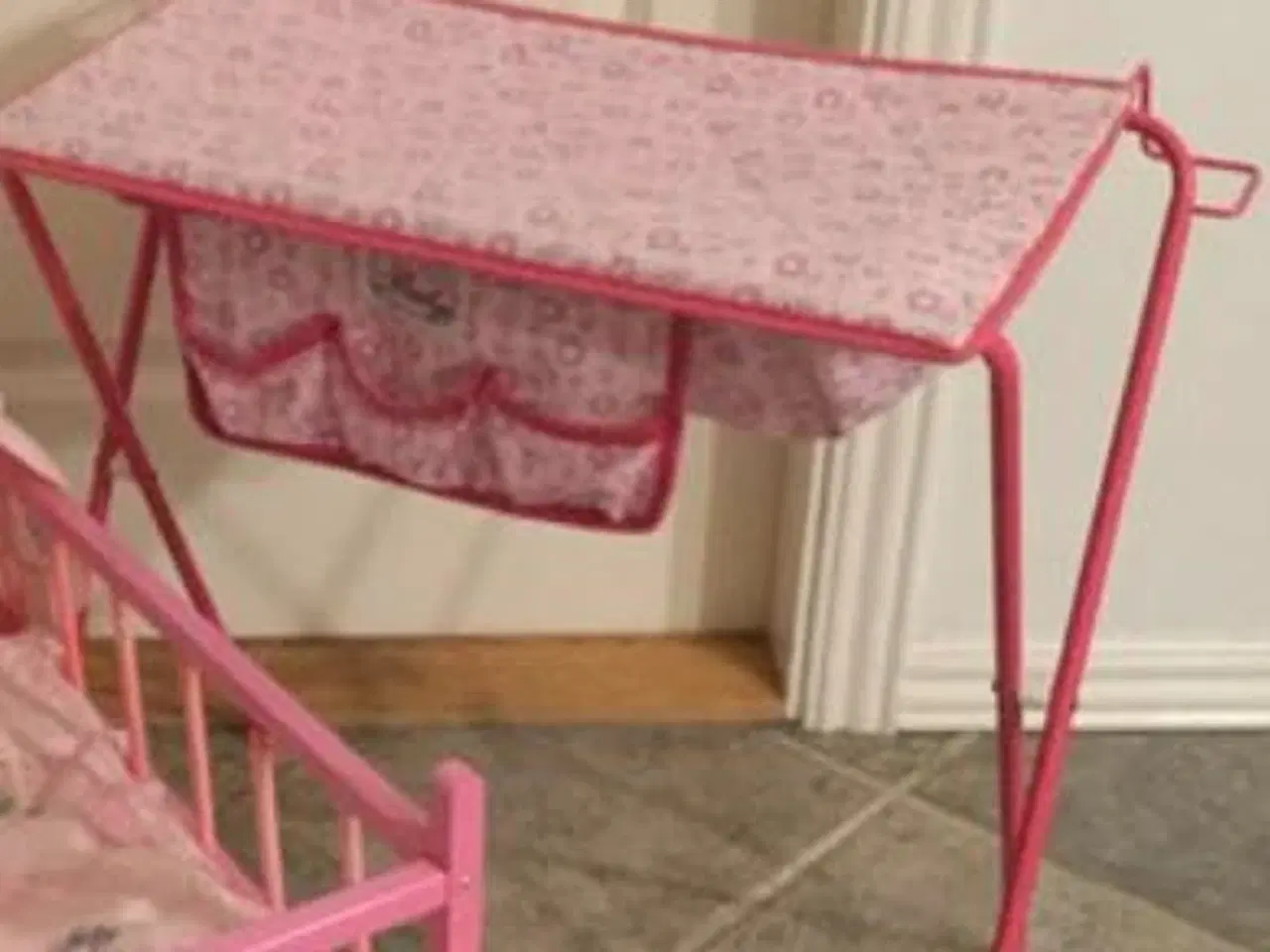 Billede 5 - Seng, puslebord, Strygebræt, autostol, klapvogn