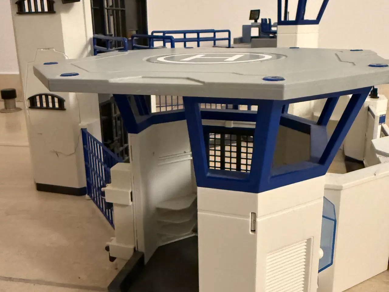 Billede 5 - Playmobil politistation med fængsel