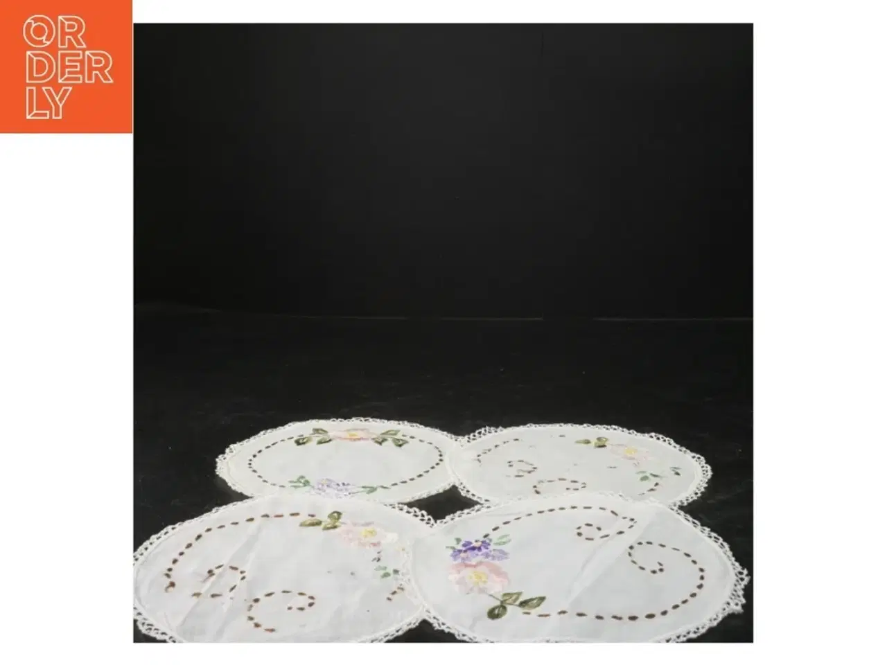 Billede 2 - Runde broderede tekstiler (str. Ø 16 cm)