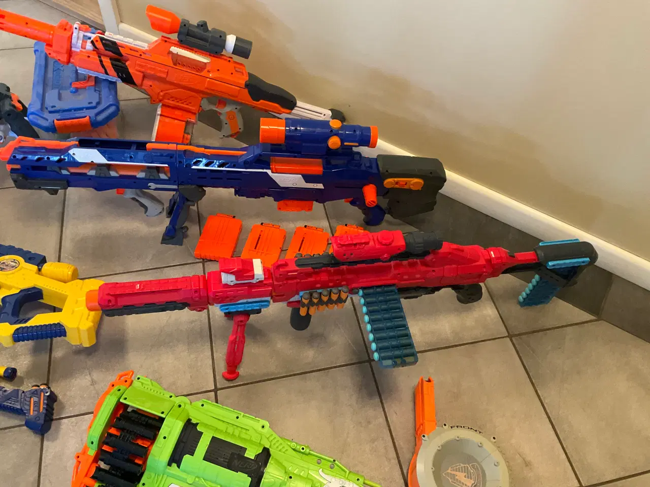 Billede 5 - 9 Nerf Gun, vest og ekstra spand med skud 