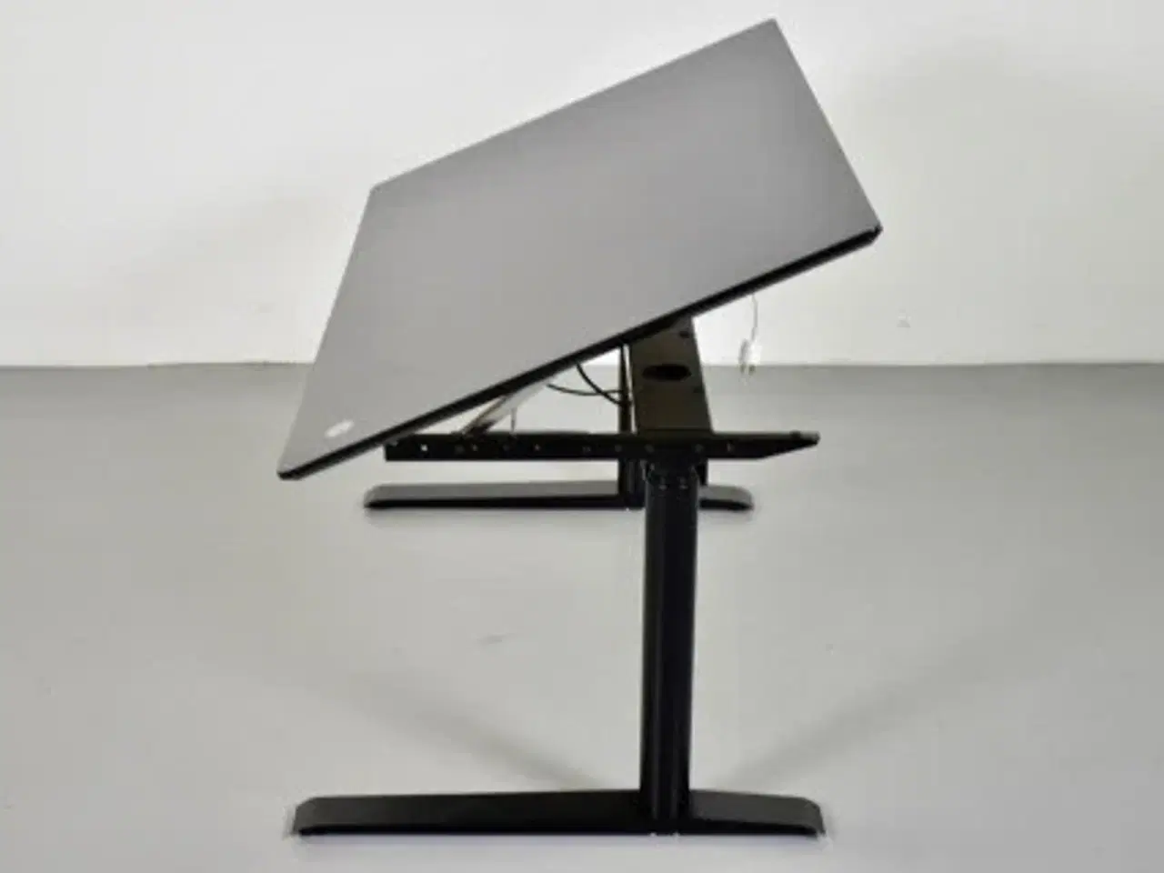 Billede 5 - Cube design hæve-/sænkebord med kip funktion, 140 cm.