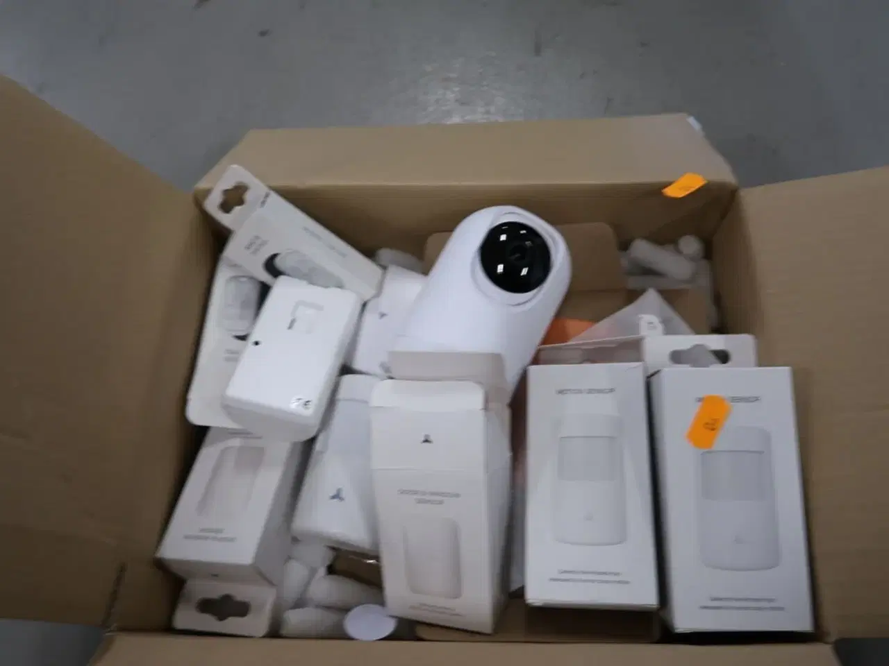 Billede 5 - Kasse med div. Sensorer, overvågningskamera m.m.