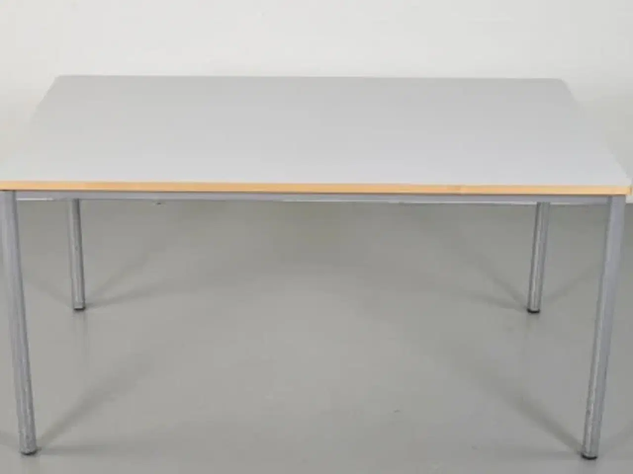 Billede 3 - Kantine-/mødebord med grå plade og alufarvet stel