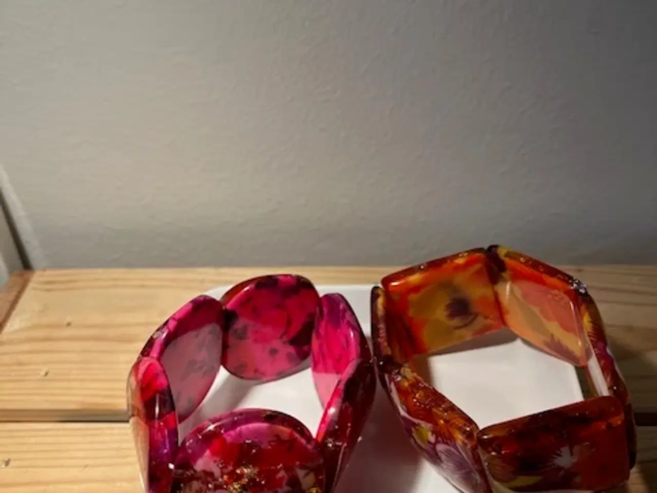 Billede 3 - 2 chunky & farverige armringe – Blomster+glimmer