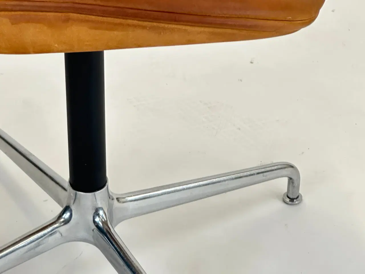 Billede 8 - GUBI | Beetle Meeting Chair (Cognac)