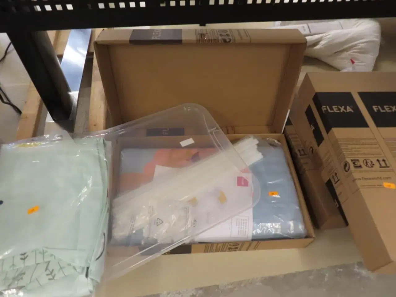 Billede 7 - Blandet lot med alt på og under bordet (bord medfølger ikke)