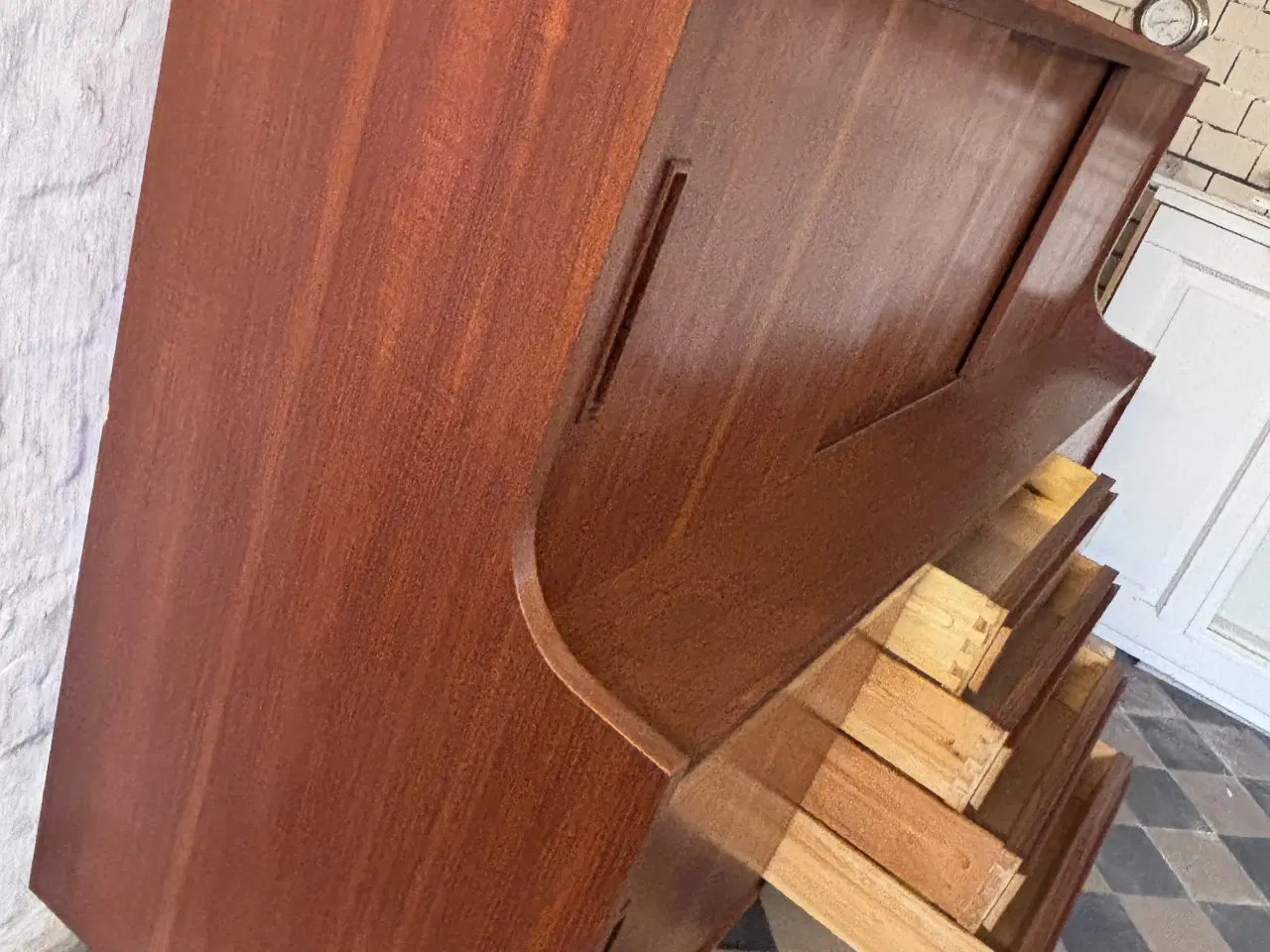 Billede 14 - Velholdt teakskænk i klassisk design.