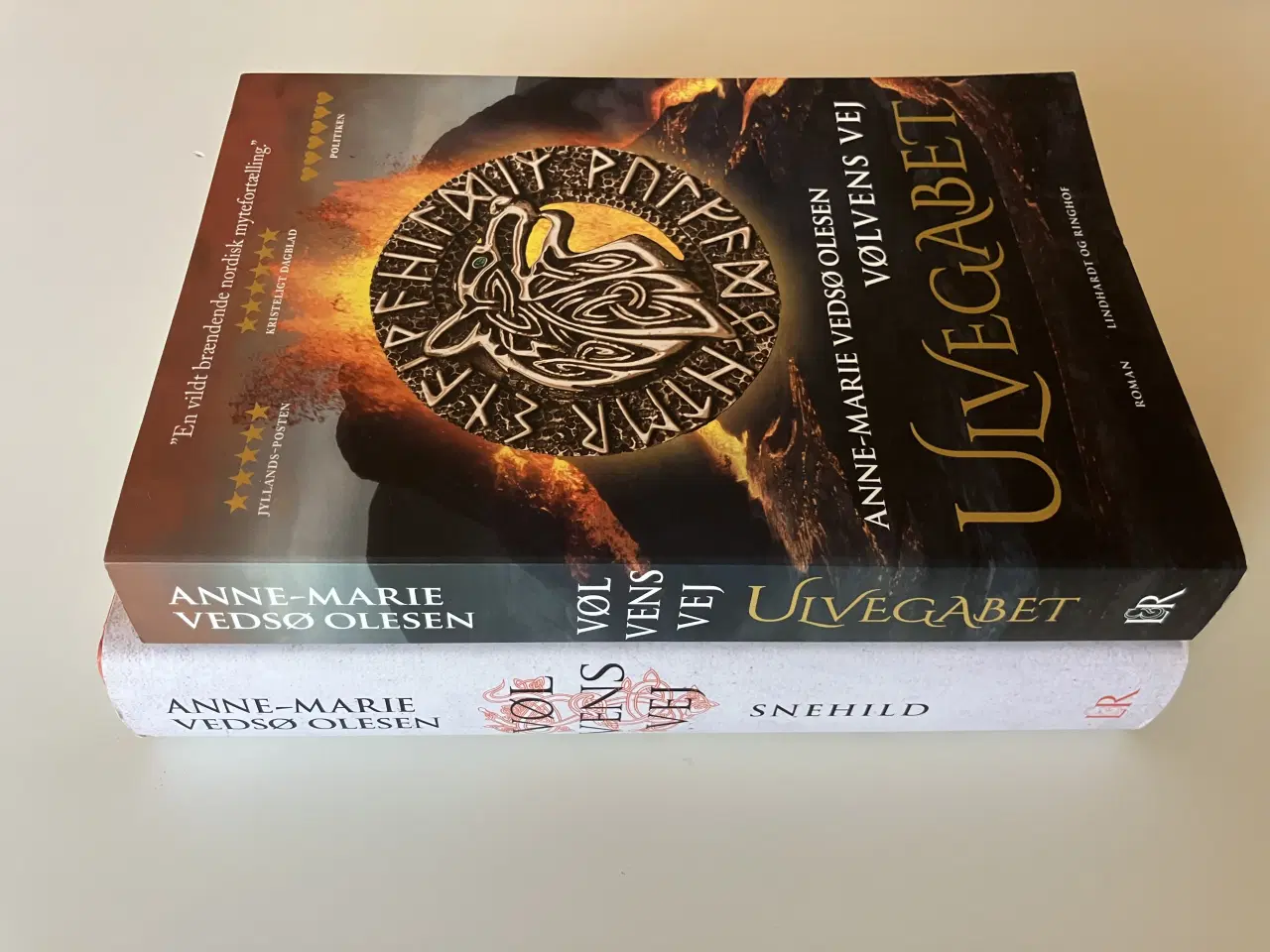 Billede 3 - Vølvens vej - Snehild + Ulvegabet (2 bøger)