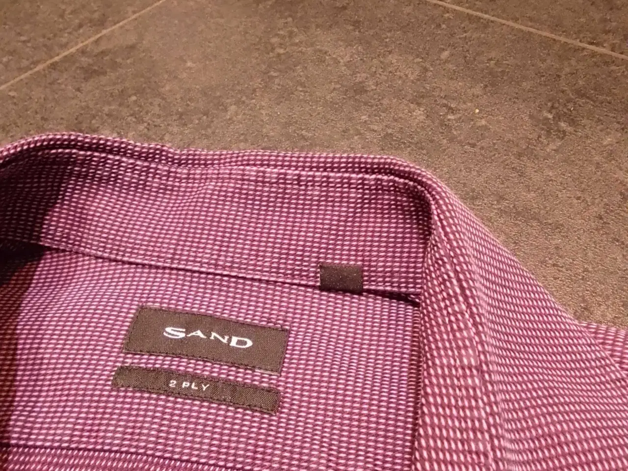 Billede 2 - Bordeaux farvet skjorte fra SAND str m 