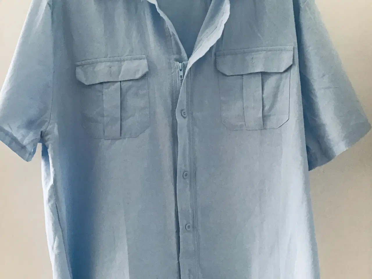 Billede 1 - Blå skjorte med korte ærmer helt ny aldrig brugt 