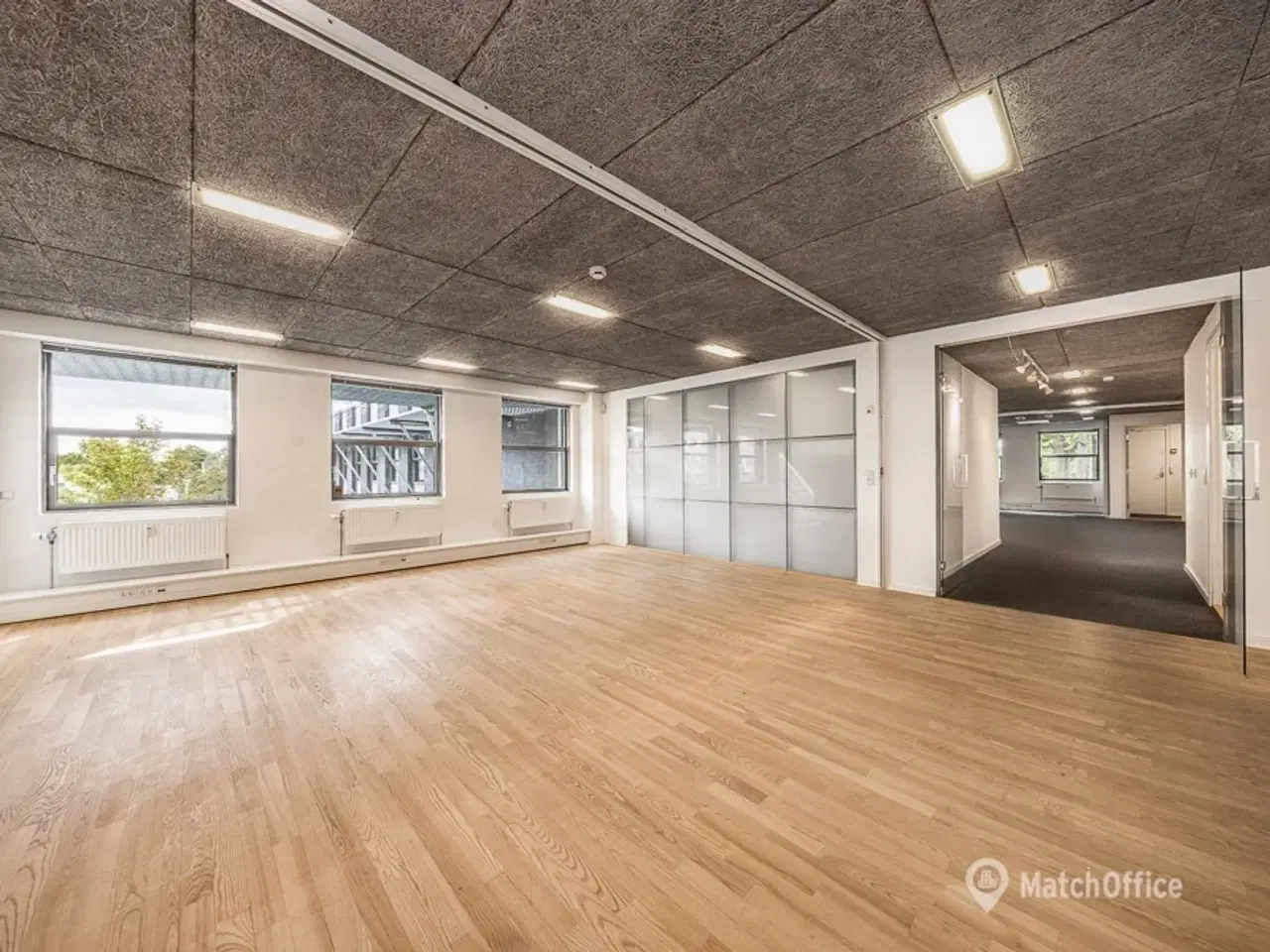 Billede 2 - Kontor med lys fra alle sider på 1. sal