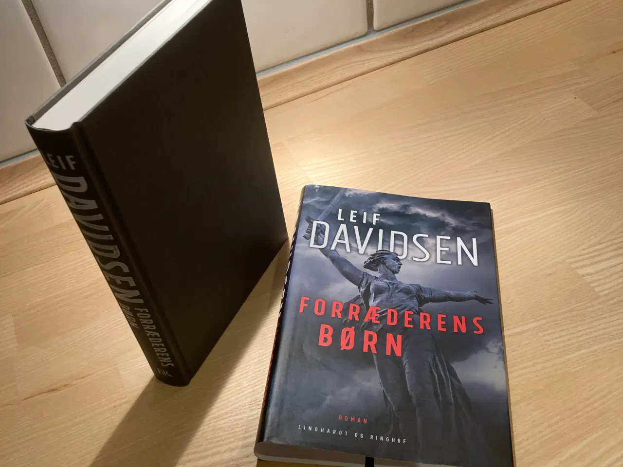 Billede 4 - “Forræderens børn” af Leif Davidsen 