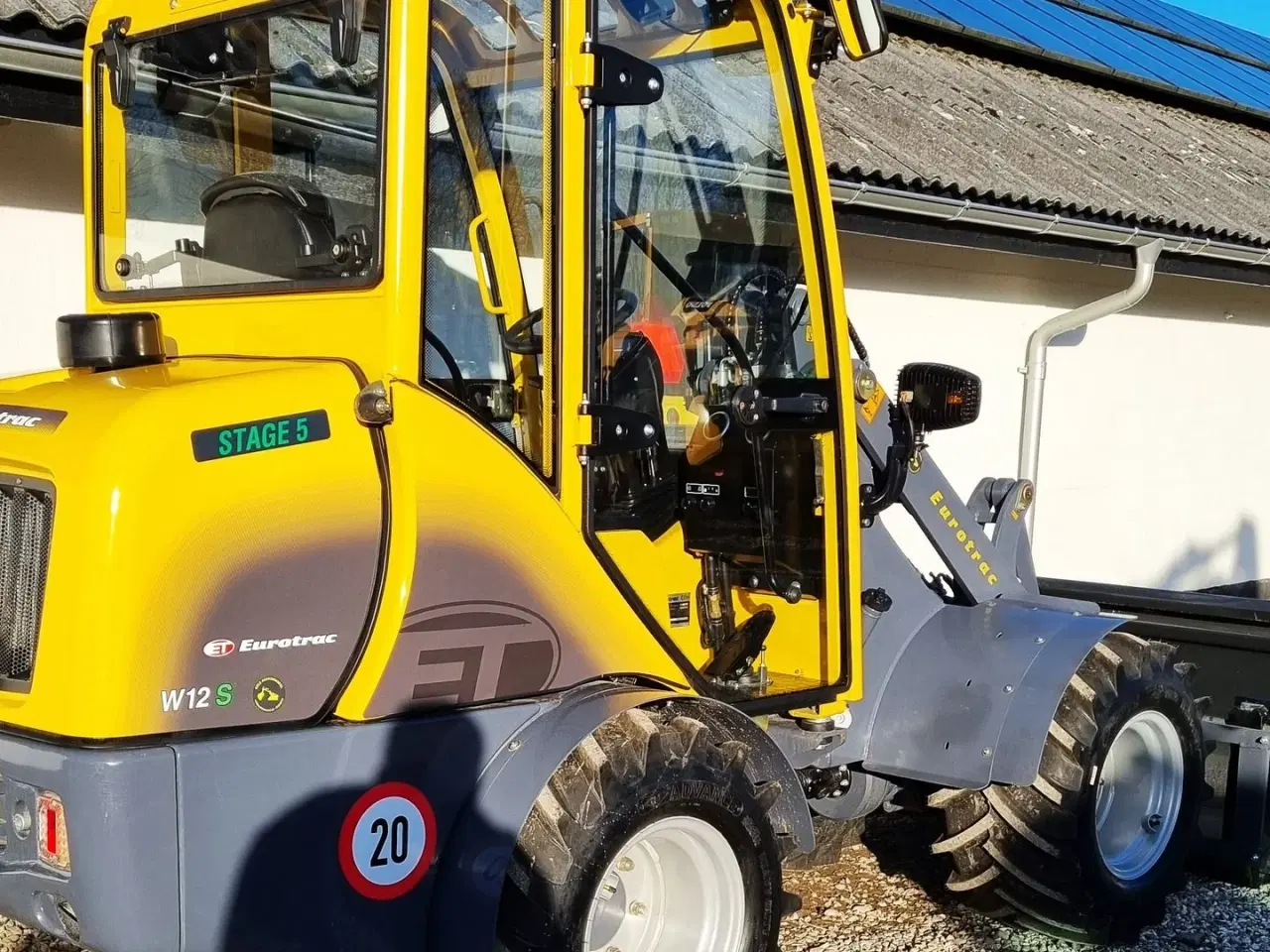 Billede 7 - Eurotrac W12S / lukket kabine / fabriksny / skovl & gafler / Kubota motor