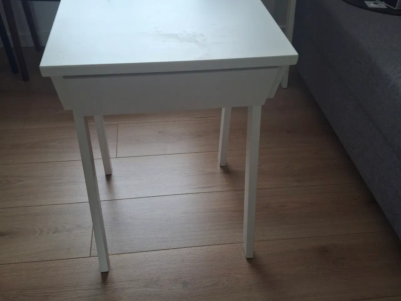 Billede 3 - Hvid sengebord med skuffe 